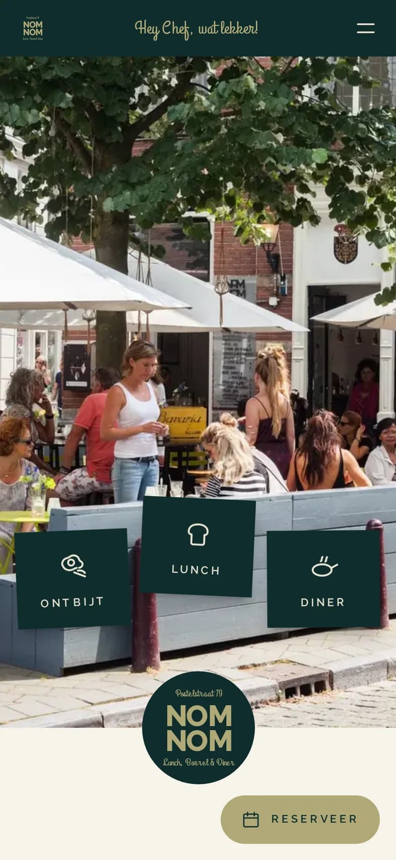 De homepage van NomNom op een telefoon: een terras in Den Bosch met de knoppen ontbijt, lunch en diner, en een knop om te reserveren.